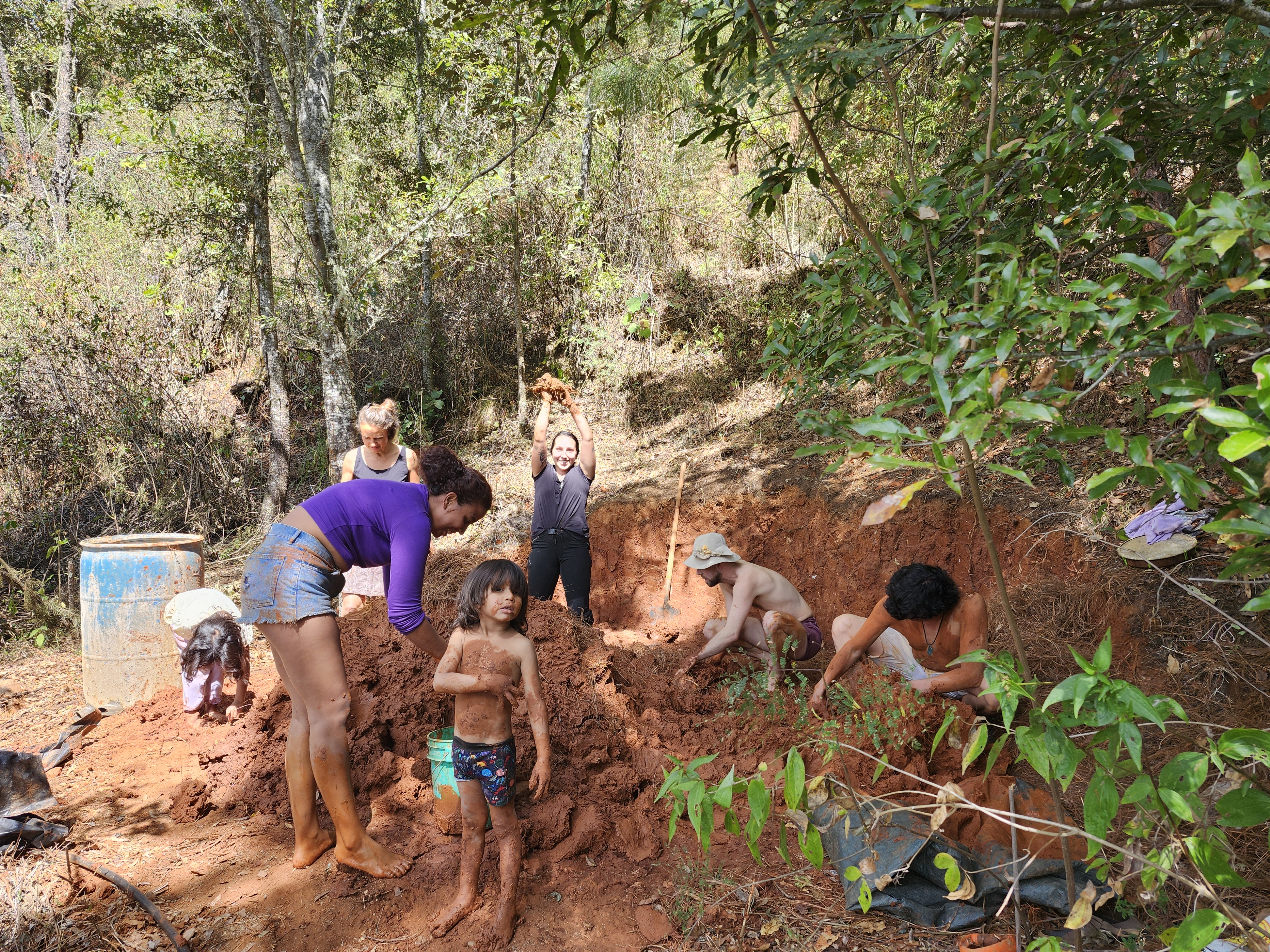 Comunidad trabajando en construcción natural